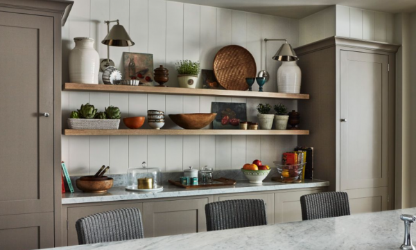 Dapur dengan rak kayu gantung untuk wadah masak tradisional